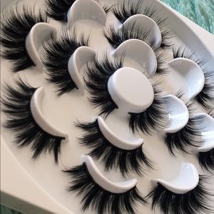 7 pairs of Eyelashes.